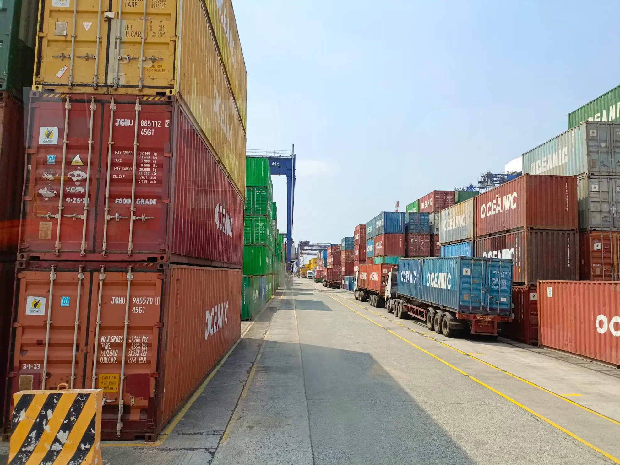 Çeşitli paketlenmiş ürünleri depolayan düzenli bir depo